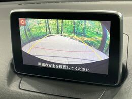 【バックカメラ】駐車時に後方がリアルタイム映像で確認できます。大型商業施設や立体駐車場での駐車時や、夜間のバック時に大活躍！運転スキルに関わらず、今や必須となった装備のひとつです！