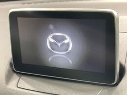【マツダコネクトナビ】車内の雰囲気にマッチした一体型タイプのナビ。各種車輌設定やBluetooth再生等、様々な機能が楽しめます。直感的なダイヤル操作が可能で、使い勝手も良好です。