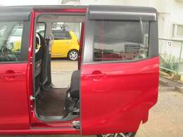 両側パワースライドドアで狭い駐車場や雨の日に傘をさしながらでも乗り降りラクラク、ベビーカーや大きな荷物の出し入れもスムーズに。