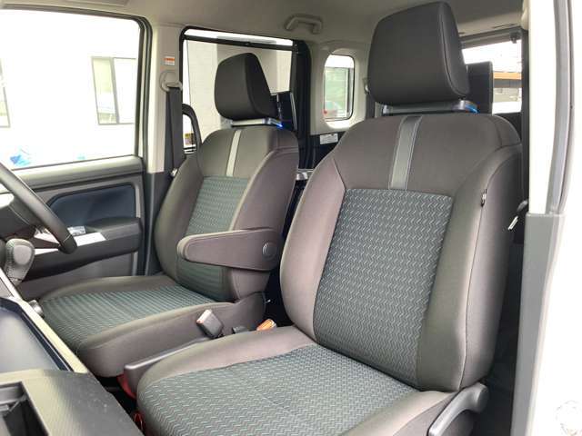 ■ベリーカーズの車両は格安車でも全車ルームクリーニング！汚れの洗浄・除菌・脱臭を行っていますので清潔でとても綺麗な内装になります。　室内天井汚れ　ヤニなどを綺麗に洗浄！リフレッシュ！