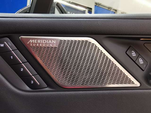 【MERIDIANサウンドシステム：メーカーオプション】イギリスの高級オーディオブランド「MERIDIAN」の音響で特別なドライブを演出します。