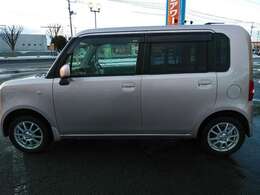 フロントフェンダに鈑金塗装跡がありますが、綺麗に仕上がっています。また、フロントドアに小さな凹みがあります。