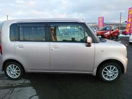 右側は大きな傷や凹みが無く綺麗な状態です！