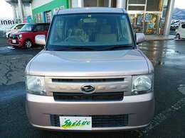 フロントバンパーに薄いスリキスがあります。