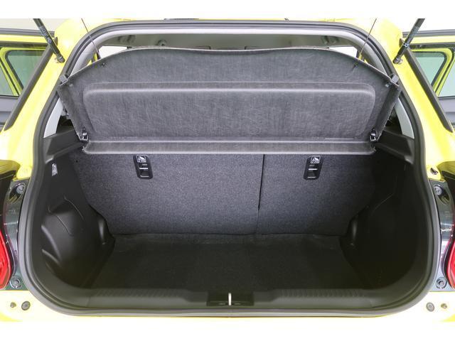 【ラゲッジ】買い物からレジャーまで、広くて積みやすいラゲッジスペース♪6：4分割可倒式リヤシートを倒せばゴルフバッグなどの長尺物もしっかりと積むことができます◎荷物の目隠しになるラゲッジシェルフも装備