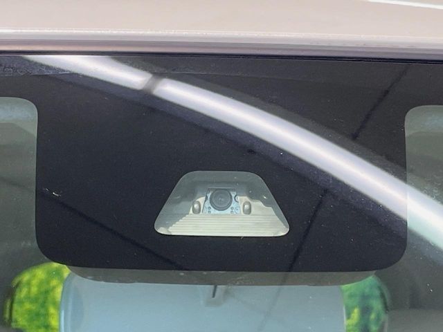 【スマートアシスト】走行中に前方の車両等を認識し、衝突しそうな時は警報とブレーキで衝突回避と被害軽減をアシスト。より安全にドライブをお楽しみいただけます。