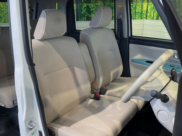 運転席まわりには十分なスペースがあり、大柄な方でもゆったり運転していただける環境です。