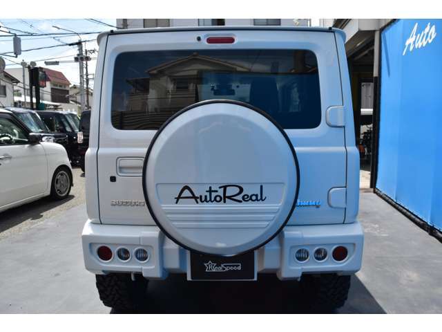 リアバンパーもボディー色に塗装して、当店オリジナルバンパーガーニッシュを取付！丸目テールにしており、フロントデザインとも合わせた仕様にしました！スペアタイヤカバーもボディー同色にペイント済みです！