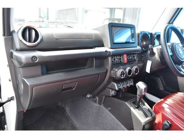 AT車になります！街乗りにもGOODなジムニーなので、楽しいカーライフをお過ごし頂けますよ！男性にも女性にも人気のジムニーです！即納可能ですので、納期お待ちいただくことなくお乗りいただけますよ！