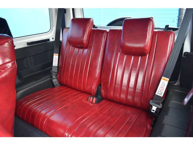 新品ヴィンテージタイプシートカバーを取り付けさせて頂いております！車内もとってもオシャレになりますよ！車種専用なのでもちろんフィッテングもGOODですよ！ぜひぜひお気軽にお問い合わせくださいね！