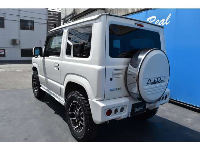 リアビューも他車とはひと味違ったカスタムになっておりまして、こだわりの1台になっております！他のジムニーとはちょっと違ったのが良いなーっとおっしゃられる方にピッタリな1台ですよ！