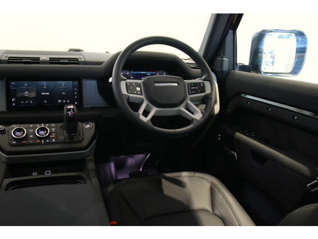 細部まで緻密に作り込まれた洗練されたデザインです。運転席からの視界等、ぜひ店頭でお確かめくださいませ。