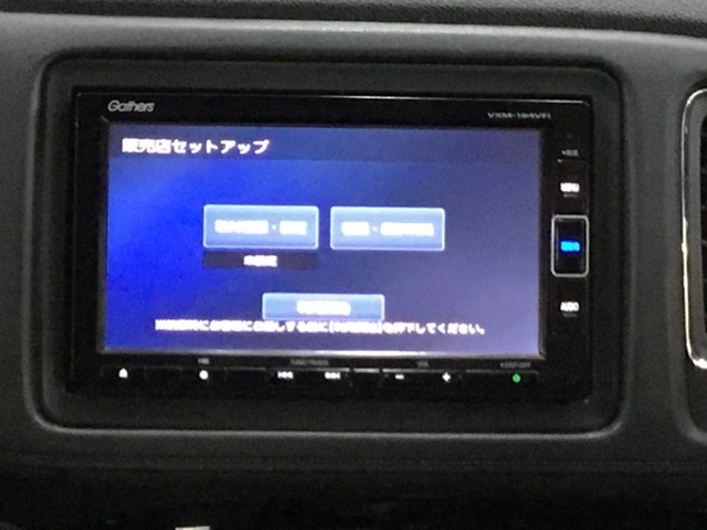 ナビゲーションはホンダ純正メモリーナビ。通信機能も備え渋滞回避案内や天気情報の表示などのサービスが有ります。リアカメラ付きなので、バック駐車の苦手な方にも安心ですね！