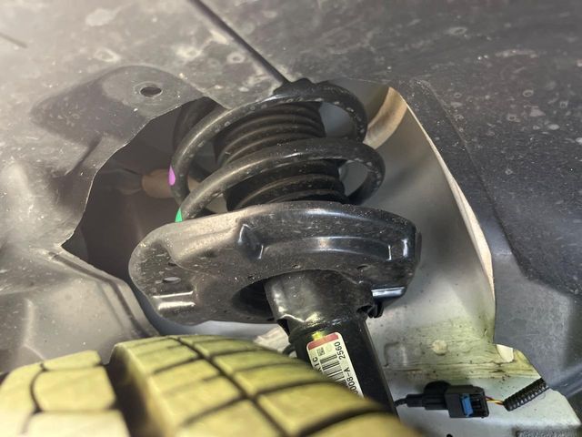 お車を安心してお乗りいただく為には、足回りの定期点検が欠かせません。サービスサポート（有償保証）では無料点検もご提供しており、安心のカーライフをお過ごしいただけるサポート体制が整っています。