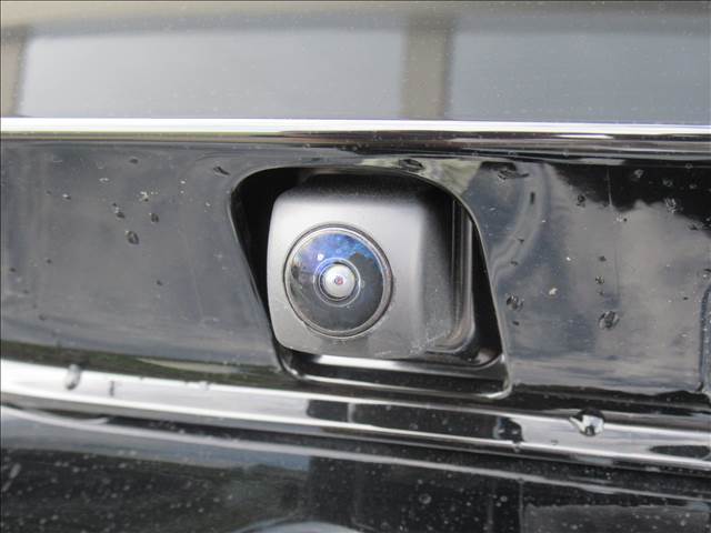 【バックカメラ】新車時に既についていますのでナビを取り付けいただければモニターに映し出すことも可能です。どこまで下がっていいか見るのにとても最適です。
