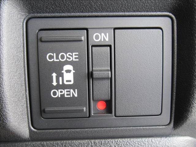 【電動スライドドア】助手席が自動で開閉できます。子供の乗り降りに運転席側から開けられるのは非常に便利です.