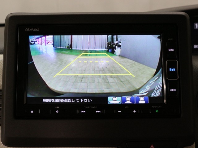 【バックカメラ】シフトを「R」の位置に入れると、自動的に画面がカメラ映像に切り替わり後方の視界をサポートする必須装備です！