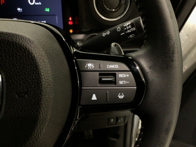 【アダプティブ・クルーズ・コントロール】予め設定した車速内でクルマが自動的に加減速。 前走車との適切な車間距離を維持しながら追従走行し、高速道路でのドライバーの疲労を軽減してくれる嬉しい機能付♪