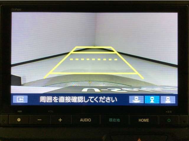 【バックカメラ】運転が苦手な方も車庫入れラクラクです！ギアをリバースに入れれば自動的に切り換わりますので、面倒な操作は不要です♪狭い駐車場もお車を傷つけず安心ですね！