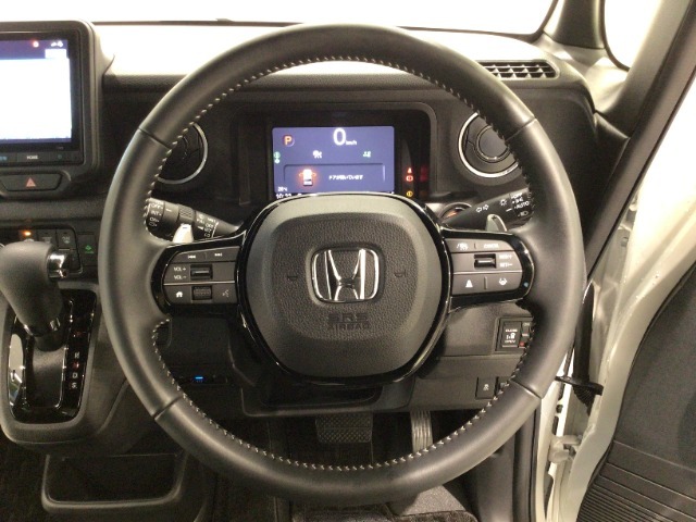 運転にかかわる様々な操作を安全に行えるように視点移動が少なく操作性に配慮されたスイッチ類が凝縮されたコクピットです。