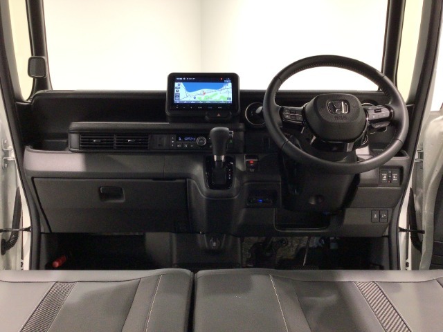 【前方視界】開放的な前方視界！運転がしやすく疲れにくいです♪窓が大きく、見通しがとっても良いおクルマですよ♪