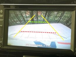 【バックカメラ】駐車時に後方がリアルタイム映像で確認できます。大型商業施設や立体駐車場での駐車時や、夜間のバック時に大活躍！運転スキルに関わらず、今や必須となった装備のひとつです！