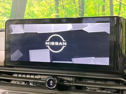 【メーカー純正ナビ】インテリアに溶け込むスタイリッシュな「専用設計」メーカーナビを装備♪視認性や操作性など基本性能にも優れ、より上質なカーライフをお楽しみいただけます。