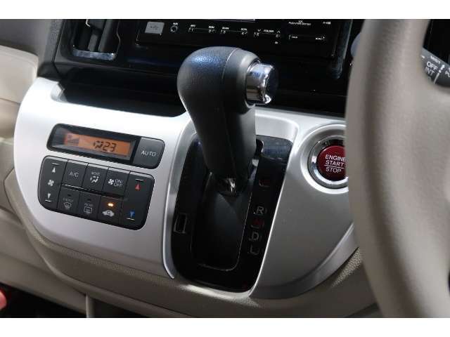インパネシフトだから視線の移動も少なく足元もスッキリ♪運転席もゆったりしているのでゆとりを持ってドライブできますね！