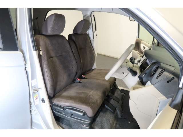 フロントシートはベンチシートタイプ♪　センターには格納式アームレストも付いています！！室内空間は広々で移動も楽々です♪狭い駐車空間など助手席ドアから出たい時にも大変便利ですよ♪