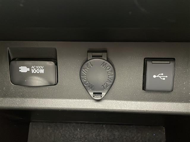 【　USB端子　】USB接続もついていますので携帯などの電子機器の充電にも使えて便利です♪
