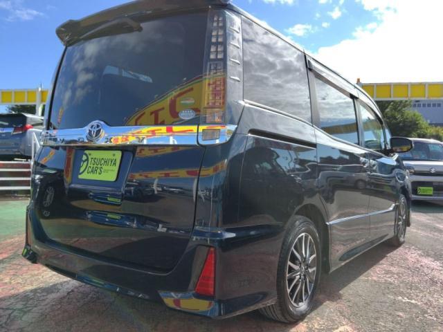 数の少ないダークグリーンのお車になります！写真では伝わりづらいですが、非常にきれいなカラーです！