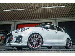 モンスタースポーツのホイール、車高調、ECU、グリルを装着して運転席、助手席にはSR7のレカロシート、内装もこだわりモンスター製ペダル、フロアマットとカスタムしました！ウィングには新品にてZ.S.S.ウィングです