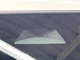 【ホンダセンシング】走行中に前方の車両等を認識し、衝突しそうな時は警報とブレーキで衝突回避と被害軽減をアシスト。より安全にドライブをお楽しみいただけます。