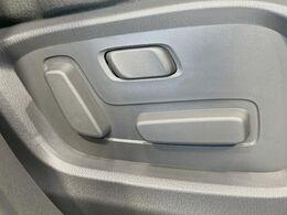【パワーシート】スイッチ一つで簡単にシートの微調整が可能！電動だから力もいりません！快適なシートポジションにセットして、快適なドライブをお楽しみください。