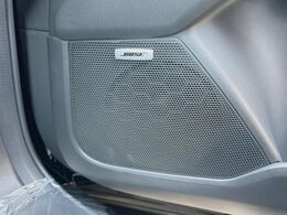 【BOSEサウンドシステム】メーカーオプションの高品位サウンドシステムを搭載。専用のチューニングが施された大小様々なスピーカーから良質なサウンドが奏でられ、臨場感あふれる音響空間を演出します。