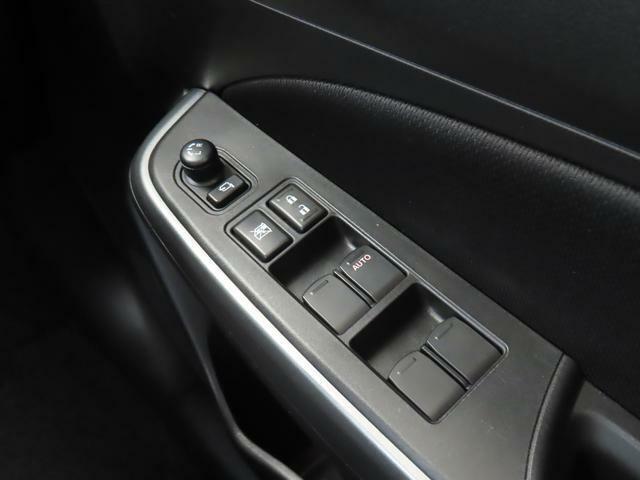 パワーウィンドウのスイッチですよ。　運転席に居ながら窓を開け閉めのコントロールできますよ。