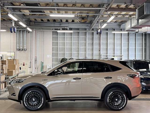 1.5インチリフトアップしております。リフトアップ車なのでアライメント調整をオススメいたします（別途費用）