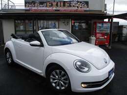 ゴルフカブリオレと同じフルオート電動ソフトトップを装備してます時速50km以下であれば(ゴルフは30km以下)走行中でも開閉操作が可能です開閉時間も開9.5秒、閉11秒と高速な為、急な雨降時にも素早く対応できます