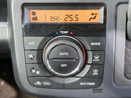 【オートエアコン】一度お好みの温度に設定すれば、車内の温度を検知し風量や温度を自動で調整。暑い…寒い…と何度もスイッチ操作をする必要はありません。快適な車内空間には必須の機能ですね♪
