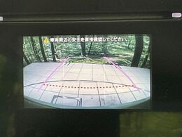 【バックカメラ】駐車時に後方がリアルタイム映像で確認できます。大型商業施設や立体駐車場での駐車時や、夜間のバック時に大活躍！運転スキルに関わらず、今や必須となった装備のひとつです！