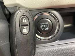 【キーレススタートシステム】カバンやポケットに入れたままでもドアの施錠・解錠が可能なスマートキーを装備。エンジンのオン・オフ時もカギを取り出す必要が無いからとっても便利です♪