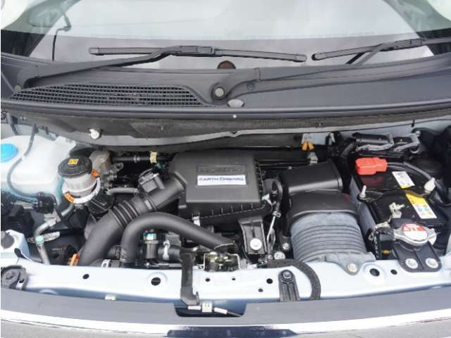 エンジンは車の心臓部分です。このエンジンルームが汚いとトラブルの基になります。当店は専用の液剤を使って徹底的に綺麗にします。