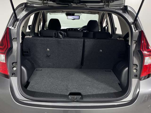 【トランク】積み込みやすくて、たっぷり積める荷室です。シートアレンジできるものは、乗車人数と荷物の量や大きさによってシートを動かすことができるので、より快適なドライブが可能です！