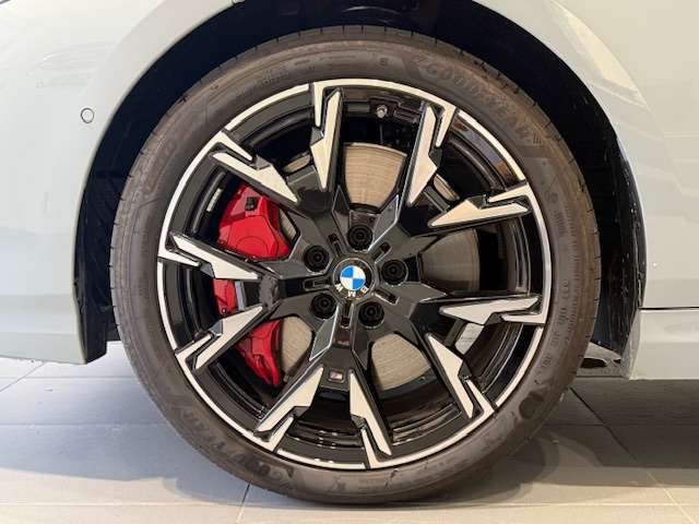 BMWの純正アロイホイールは軽量かつ強度にも優れているホイールで走行性能を引き上げる設計になっております。足元にもBMWは妥協がなくこだわっている個所になります。