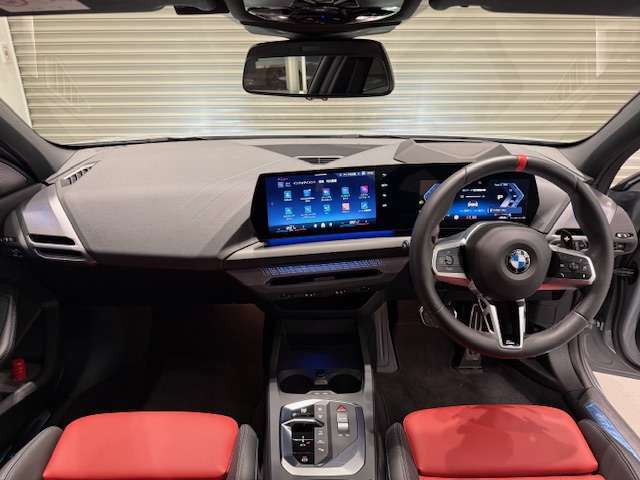 BMWの運転席はドライバーオリエンテッドという構造を採用。ドライバー目線の操作がしやすい設計になっており、ドライブ中にも目線の移動が少なく運転中にも簡単に操作ができます。