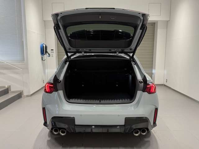 BMWではスペアタイヤが非搭載となるため、スペースは拡大されており、収納スペースとして利用可能。トランクの下にも収納スペースがあり、意外と役に立つスペースでございます。