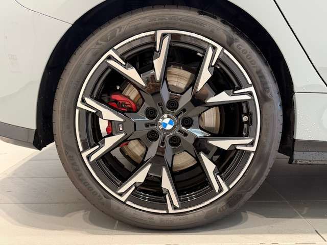 BMWの純正アロイホイールは軽量かつ強度にも優れているホイールで走行性能を引き上げる設計になっております。足元にもBMWは妥協がなくこだわっている個所になります。