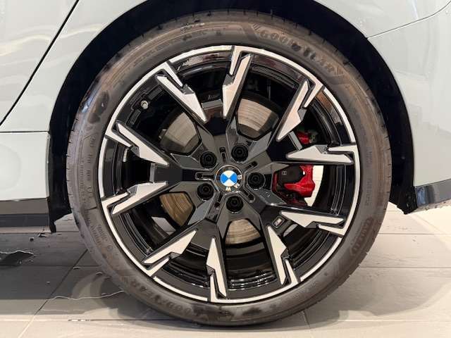 BMWの純正アロイホイールは軽量かつ強度にも優れているホイールで走行性能を引き上げる設計になっております。足元にもBMWは妥協がなくこだわっている個所になります。