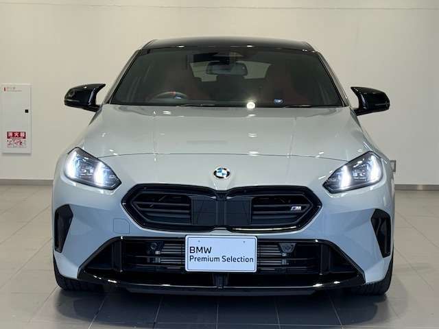 BMW代表的な特徴のキドニーグリル。BMWのすべてのモデルに採用され、BMWらしさを強調しております。