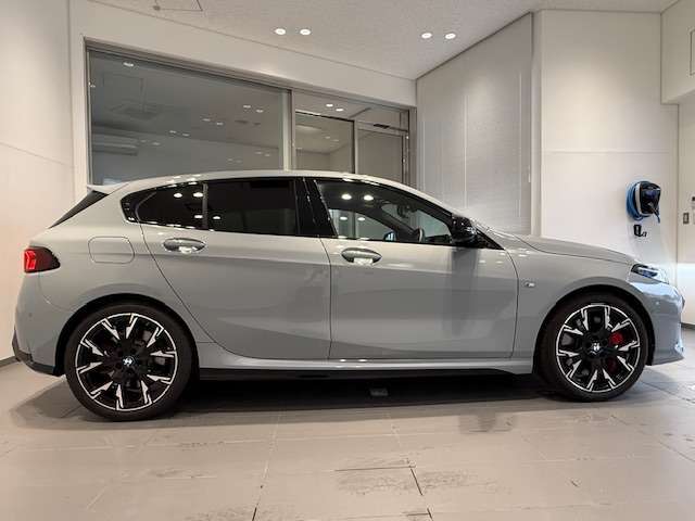 BMWでは重量配分にもこだわりがあり、FRモデルでは50：50とFFモデルでも60：40と前後の重量バランスにこだわり、軽快なハンドリングを実現しております。